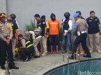 Dipamerkan Polisi di Depan Media, Istri Big Bos Miras Maut Pingsan
