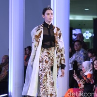 Fashion show Mel Ahyar yang berkolaborasi dengan Iwan Tirta Private yang mengangkat tema ER-LUM di Fashion Nation 2018, Senayan City, Jakarta, Rabu [18/4/2018]. [Foto: Mohammad Abduh/Wolipop]