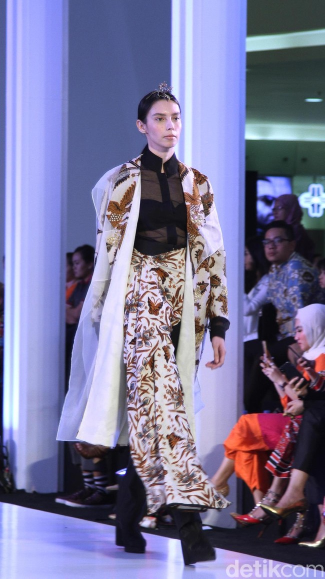 Fashion show Mel Ahyar yang berkolaborasi dengan Iwan Tirta Private yang mengangkat tema ER-LUM di Fashion Nation 2018, Senayan City, Jakarta, Rabu [18/4/2018]. [Foto: Mohammad Abduh/Wolipop]