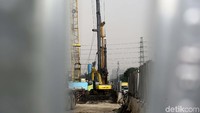 Pekerja melakukan proses pembangunan proyek jalan tol dalam kota Jakarta seksi A Kelapa Gading-Pulo Gebang, di Cakung, Jakarta, Senin (19/4/2018).