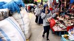 Duh! Tumpukan Karung dan Galian di Pasar Tanah Abang Bikin Macet