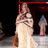 Fashion show koleksi terbaru busana muslim SI.Se.Sa yang bertema The Khadeeja di Fairmont Hotel, Jakarta, Rabu [18/4/2018]. Foto: Mohammad Abduh/Wolipop