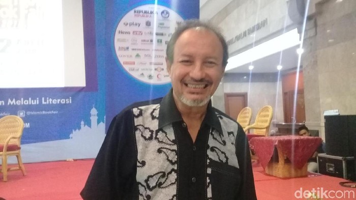 Aktor yang jadi terapis berhenti merokok.