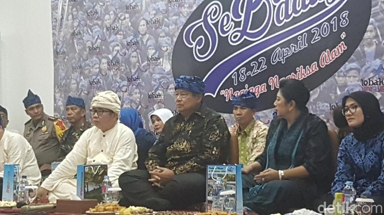 Di Depan SBY, Warga Baduy Minta Perbaikan Akses Jalan Di Depan SBY, Warga Baduy Minta Perbaikan Akses Jalan