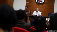 KPK menetapkan 3 tersangka terkait dugaan tindak pidana korupsi pengadaan tanah untuk ruang terbuka hijau di Pemerintah Kota (Pemkot) Bandung tahun 2012-2013. Ketiga tersangka adalah anggota DPRD Bandung periode 2009-2014 serta kepala dinas.