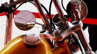 Kaca spion yang saat touring ke Sukabumi terlihat ada di bagian tengah atas setang pun telah dipindah.Terlihat kaca spion motor Jokowi kini ada di bagian bawah setang dengan tangkai yang sedikit panjang sehingga spion lebih melebar ke samping.