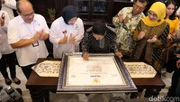 Tingginya kunjungan masyarakat ke RS Pelni disebabkan oleh pendekatan teknologi, seperti pemanfaatan mesin otomatis anjungan pendaftaran mandiri (APM) dan aplikasi yang dapat diunduh di smarphone. Aplikasi ini tidak hanya memungkinkan pasien untuk mendaftarkan kunjungannya, tapi juga melakukan konsultasi gratis ke dokter umum maupun spesialis secara online. 