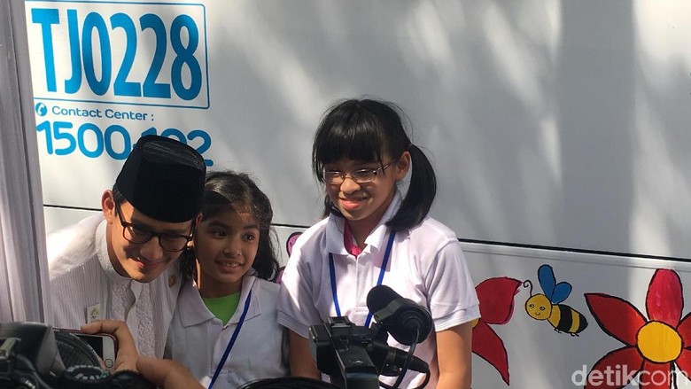 Anak Berkebutuhan Khusus Lukis TransJ, Sandi: Semoga Jadi Inspirasi Anak Berkebutuhan Khusus Lukis TransJ, Sandi: Semoga Jadi Inspirasi