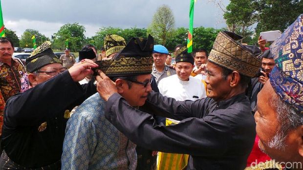 Menteri ATR/Kepala BPN Sofyan Djalil dipakaikan ikat kepala