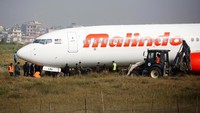 Otoritas setempat berusaha mengevakuasi pesawat jenis Boeing 737 milik Malindo Air yang terjebak di lumpur ini.