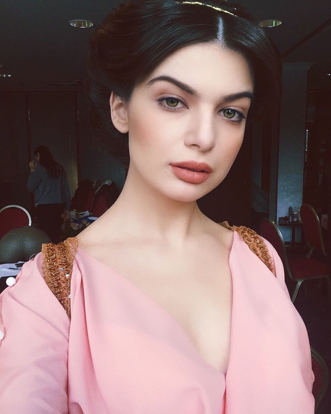 Penampilan Diana mengenakan riasan natural flawless dengan perona bibir peach. Cantik ya? Foto: Instagram @_missaltman__