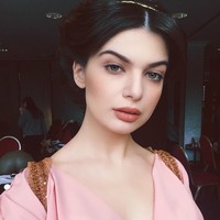 Penampilan Diana mengenakan riasan natural flawless dengan perona bibir peach. Cantik ya? Foto: Instagram @_missaltman__