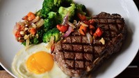 Istri Prabu Revolusi ini sedang mempromosikan restoran milik suaminya. Sirloin Steak dengan bubuhan sambal matahnya terlihat menggoda! Foto: Instagram zeezeeshahab