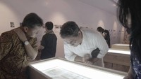 Pameran ini dibagi menjadi 8 bagian, mulai dari dinding perjalanan hidup Pram dari kecil sampai wafat pada 2006. Foto: Titimangsa Foundation