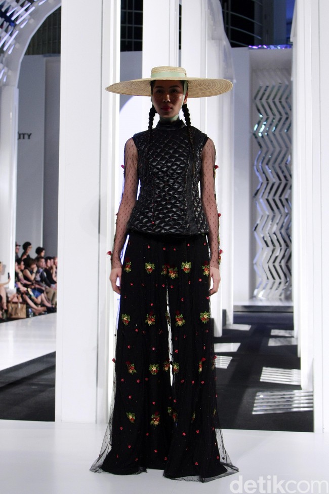 Fashion show koleksi terbaru dari Priyo Oktaviano yang bertemakan La Riviera di Fashion Nation 2018, Senayan City, Jakarta. Foto: Mohammad Abduh/Wolipop