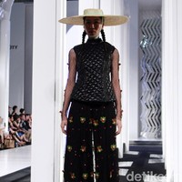 Fashion show koleksi terbaru dari Priyo Oktaviano yang bertemakan La Riviera di Fashion Nation 2018, Senayan City, Jakarta. Foto: Mohammad Abduh/Wolipop