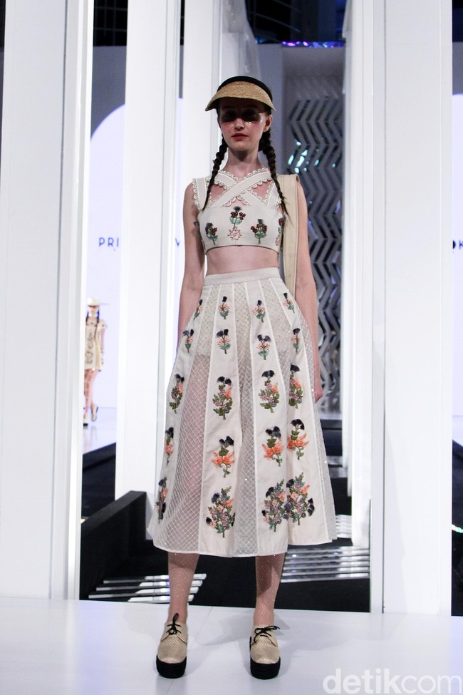 Fashion show koleksi terbaru dari Priyo Oktaviano yang bertemakan La Riviera di Fashion Nation 2018, Senayan City, Jakarta. Foto: Mohammad Abduh/Wolipop