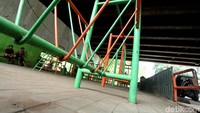Arena bermain juga dipercantik dengan cat warna-warni.
