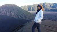 Sedikit mendaki Gunung Bromo. Alincia suka hawa pegunungan ya? (tiaralincia/Instagram)