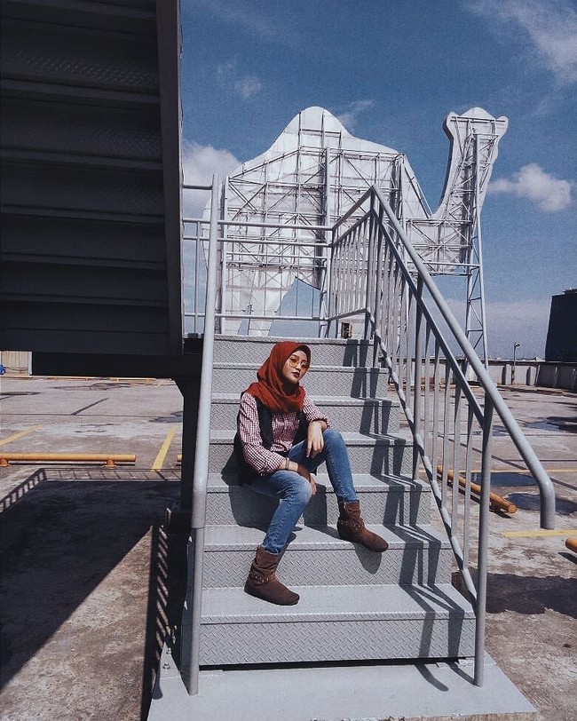 Tia Septiana juga tampak lihai memadupadankan busananya. Ia sering terlihat memadukan vest dengan kemeja panjang. Foto: Instagram/Tiaseptiaana