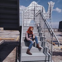 Tia Septiana juga tampak lihai memadupadankan busananya. Ia sering terlihat memadukan vest dengan kemeja panjang. Foto: Instagram/Tiaseptiaana