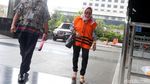 Unik, Tahanan Ini Masuk dan Keluar Gedung KPK dengan Jilbab Berbeda