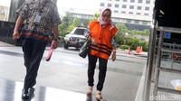 Saat tiba di gedung KPK pukul 13.50 WIB, Fatmawati terlihat mengenakan jilbab berwarna merah muda.