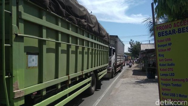 Kemacetan Parah di Jalan Daendels Lamongan, Truk-truk Berimpitan