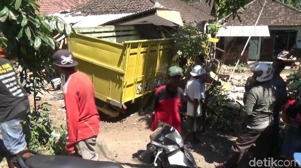 Truk tabrak rumah di Pasuruan/