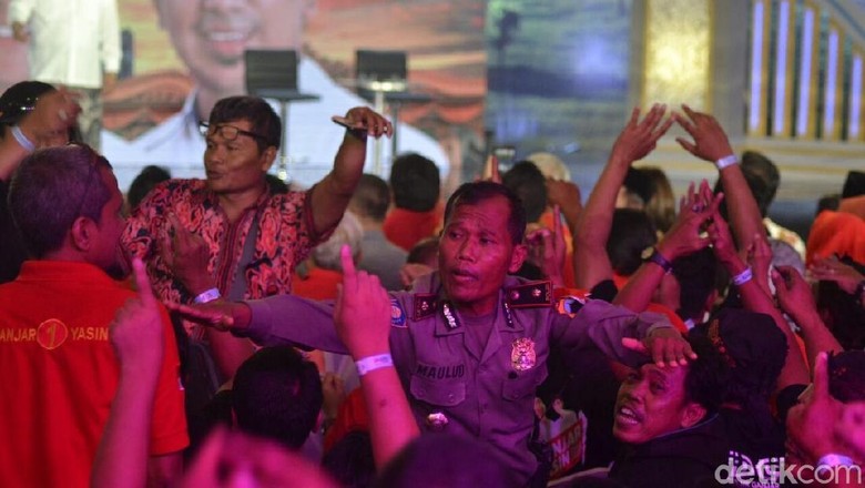 Para Pendukung Cagub Jateng Sempat Memanas, Begini Suasananya Para Pendukung Cagub Jateng Sempat Memanas, Begini Suasananya