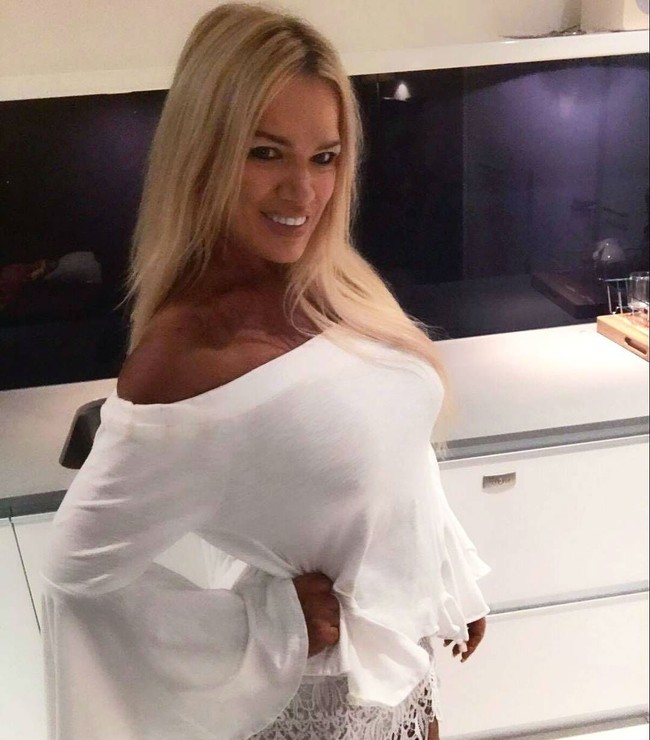 Ia dipuji karena penampilan seksi dan wajah awet mudanya. Foto: Instagram