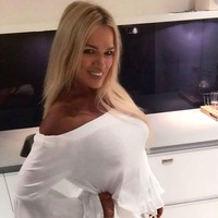 Ia dipuji karena penampilan seksi dan wajah awet mudanya. Foto: Instagram