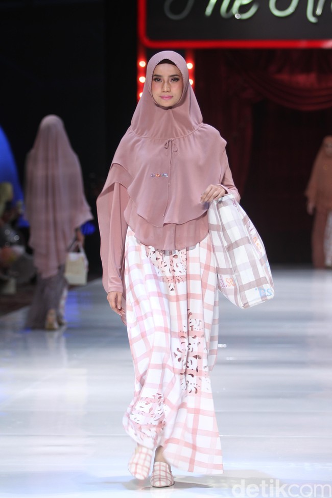 Fashion show koleksi terbaru busana muslim SI.Se.Sa yang bertema The Khadeeja di Fairmont Hotel, Jakarta, Rabu [18/4/2018]. Foto: Mohammad Abduh/Wolipop