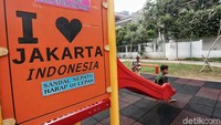 RPTRA ini difasilitasi dengan arena bermain anak.
