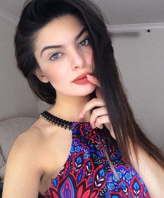 Ia juga suka berenang, dan mengerti bahasa isyarat. Foto: Instagram @_missaltman__