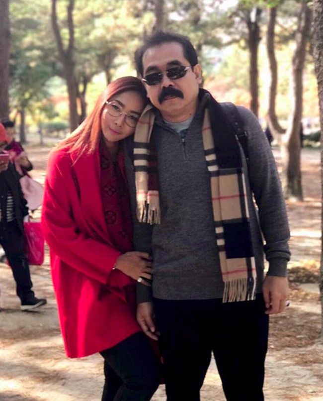 Inul Daratista rela pasang badan saat seorang wanita bernama Titin menyebut Adam Suseno selingkuh dengannya. Inul dengan tegas membantah suaminya memiliki wanita idaman lain. Denger perempuan yang sekarang ngasusin bojoku, ya bojoku ngakak lah. Orang dia (Adam) nggak kenal. Mas Adam itu puasa aja Senin-Kamis sampai setahun aku lahiran. Shalatnya 5+2 wajib, dhuha pagi dan tahajud. Nah mosok dia mau sama yang begitu (Titin), demikian pembelaan Inul. Foto: Instagram