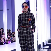 Desainer Mel Ahyar menghadirkan koleksi busananya dengan mengangkat tema Vignette di Fashion Nation 2018, Senayan City, Jakarta, Rabu [11/4/2018]. [Foto: Mohammad Abduh/Wolipop]