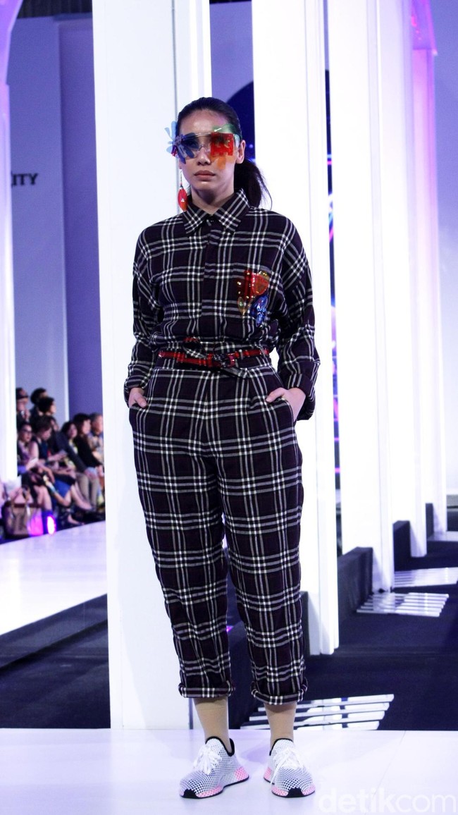 Desainer Mel Ahyar menghadirkan koleksi busananya dengan mengangkat tema Vignette di Fashion Nation 2018, Senayan City, Jakarta, Rabu [11/4/2018]. [Foto: Mohammad Abduh/Wolipop]