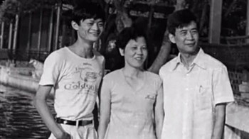 Jack Ma remaja bersama kedua orang tuanya. Ma lahir di Hangzhou, Zhejiang, China pada 10 September 1964 atau 53 tahun lampau. Dia punya seorang kakak laki-laki dan adik perempuan. Ma tumbuh pada zaman China terisolasi karena komunisme dan keluarganya tak punya banyak uang. Foto: istimewa  