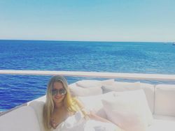 Ayahnya Berduit Triliunan, Begini Tingkah Anak Gadisnya