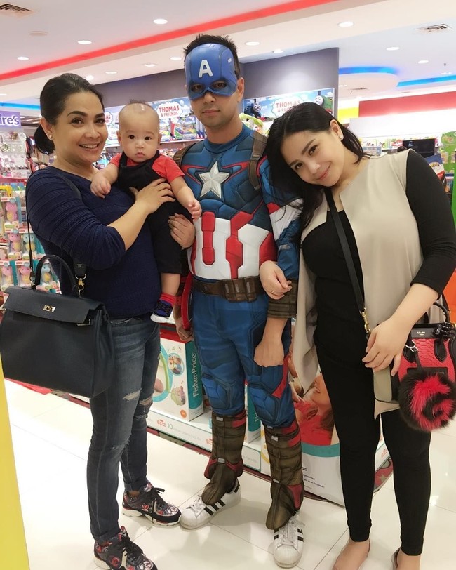 Berpose bersama menantunya Raffi Ahmad yang memakai kostum Captain America, Rieta Amilia terlihat membawa tas Hermes Kelly yang harganya mencapai ratusan juta rupiah. Foto: Instagram/rieta_amilia