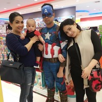 Berpose bersama menantunya Raffi Ahmad yang memakai kostum Captain America, Rieta Amilia terlihat membawa tas Hermes Kelly yang harganya mencapai ratusan juta rupiah. Foto: Instagram/rieta_amilia