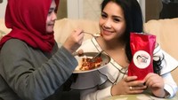 Tak hanya memiliki bisnis resort lho. Rieta Amilia juga punya rendang buatannya yang bisa dipesan online. Kali ini sang ibu menyuapi nagita dengan dendeng buatannya. Foto: Instagram @rieta_amilia