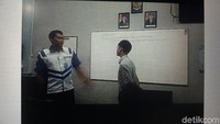 Guru yang videonya saat menampar 9 murid viral di media sosial, mengaku menyesal atas apa yang dia lakukan. “Pada akhirnya dia (Lukman) menyesal. Tujuan awalnya untuk memberikan pelajaran, ujar Kapolres Banyumas AKBP Bambang Yudhantara Salamun, Jumat (20/4). (Foto: Screenshot video)