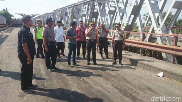 Evakuasi Truk Terakhir di Jembatan Ambrol Ditarget Selesai Malam Ini