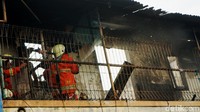 Petugas mengerahkan 22 mobil pemadam kebakaran ke lokasi.