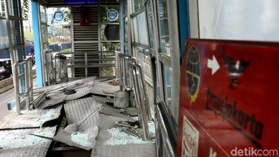 Pasca Dihantam Kontainer, Halte TransJ Simprug Belum Diperbaiki
