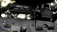 Selain itu, SUV Glory 580 ini juga ditawarkan dengan dua pilihan mesin, yakni mesin 1.8 L dan 1.5 L dengan pilihan transmisi manual dan transmisi otomatis CVT.