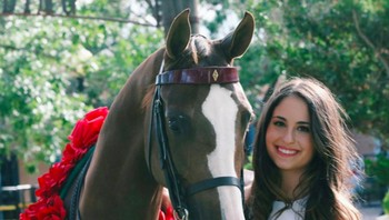 Ia juga gemar kuda dan kadang mengikuti perlombaan. Foto: Instagram  