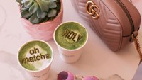 Minuman matcha juga disajikan dengan menarik. Tulisan dirangkai diatas latte matcha yang menarik banyak food blogger, dan penggemar matcha untuk mengunjungi kafe ini. Foto: Istimewa